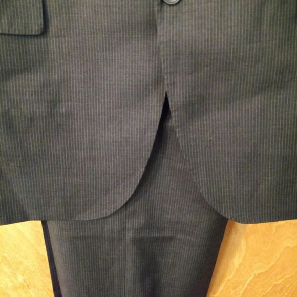 NEW $895 Men's pinstripe suit Bloomingales 40L - Picture 8 of 9